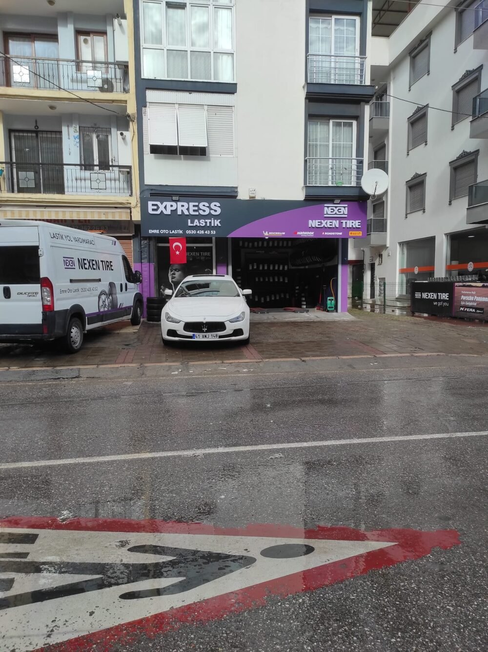 İzmir Emre Oto Lastik mağazamız ve gezici yol yardım aracımız